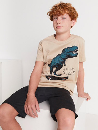 Pyjamasset med en dinosaurie på en skateboard
