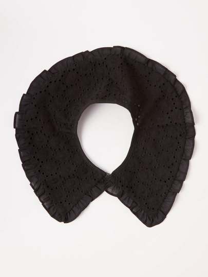 Krage med broderie anglaise