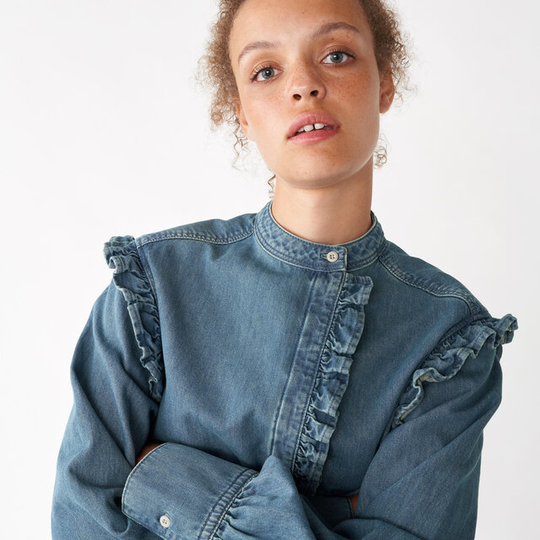 Denimblus med volangdetaljer GRANAT