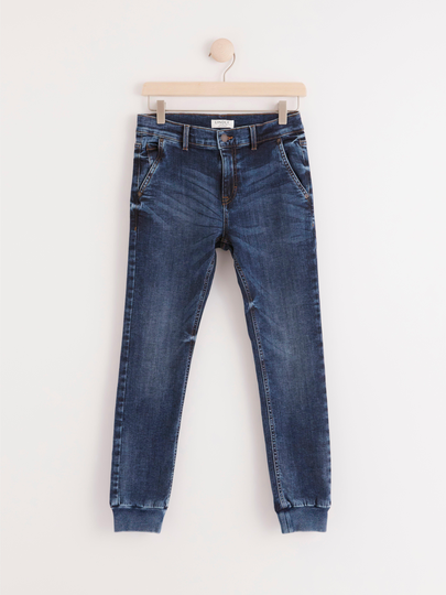 Jeans med avsmalnande ben och normalhög midja