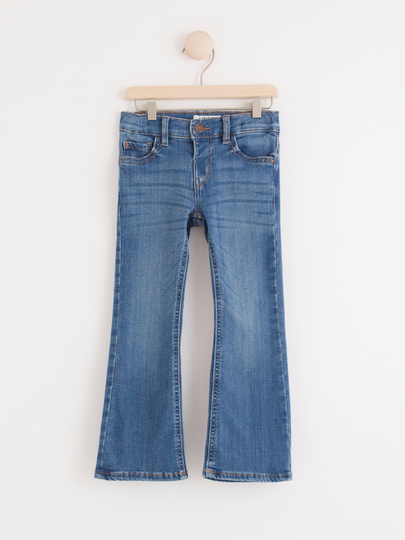 FREJA jeans med utsvängt ben och normalhög midja