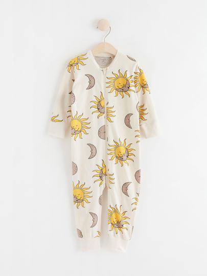 Pyjamas med tryck med sol och måne