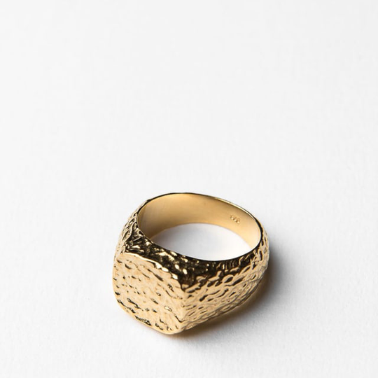 Oval structured ring gold, 54.