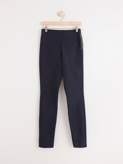 JONNA Marinblå slim high-waist byxa