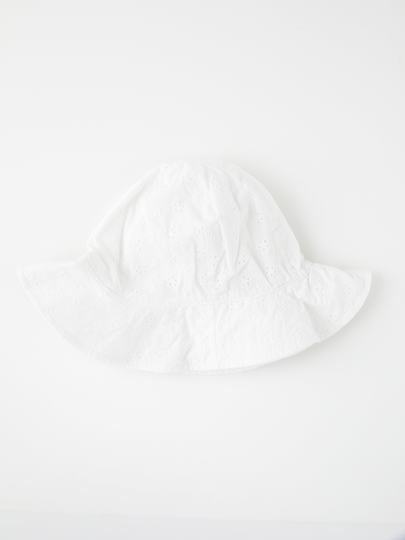 Solhatt med broderie anglaise