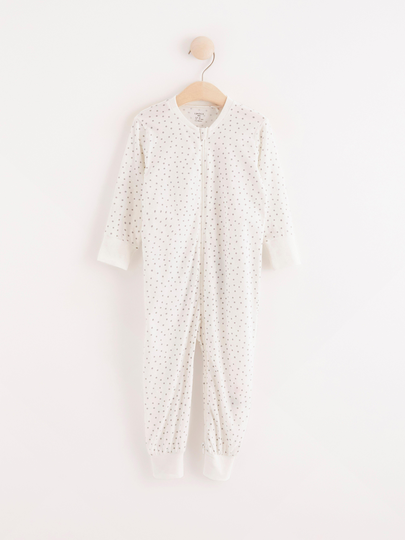 Pyjamas med prickar med applikation baktill