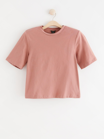 T-shirt med axelvaddar
