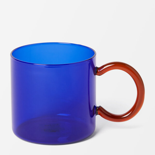 Mugg i färgat glas MOE
