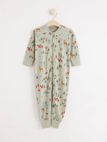 Pyjamas med skogsmönster