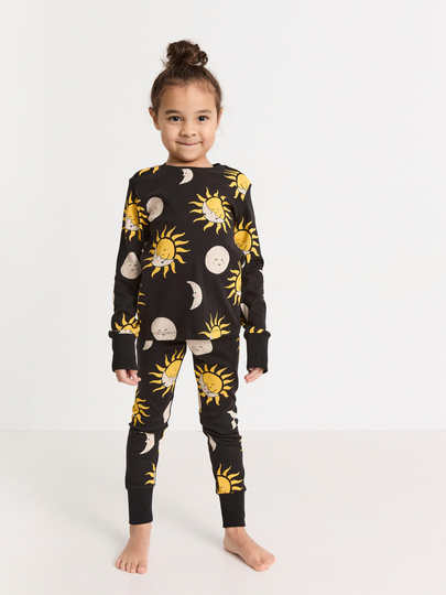 Pyjamasset med solar och månar