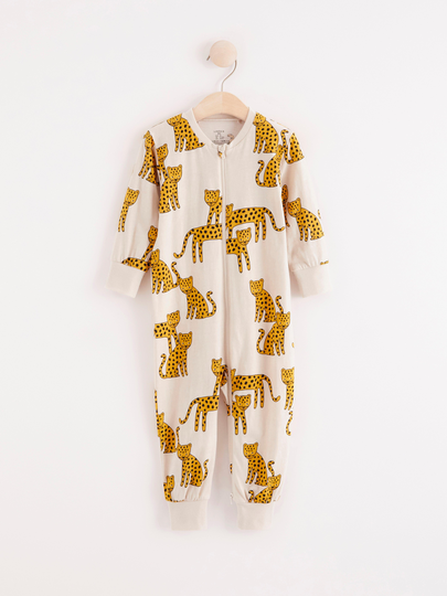 Pyjamas med leopardmönster