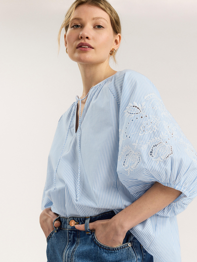 Randig blus med puffärm och broderier