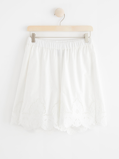 Shorts med broderier