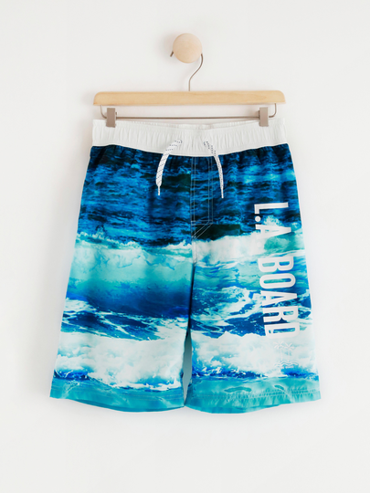 Badshorts i surfarstil